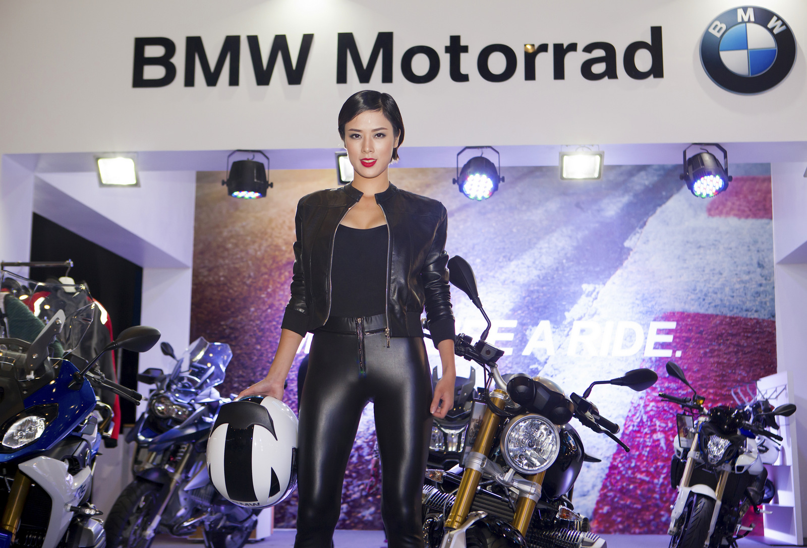 VIMS 2015: Người đẹp và dàn quái thú BMW Motorrad lạnh lùng 1