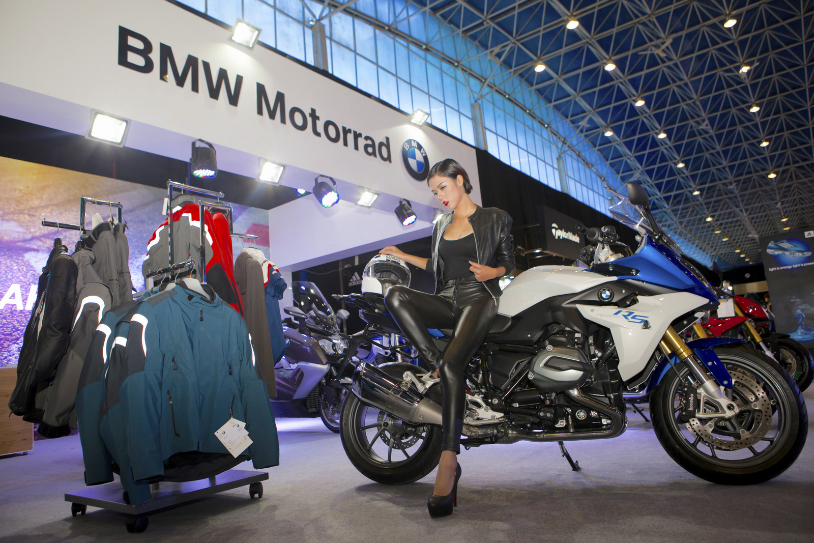 VIMS 2015: Người đẹp và dàn quái thú BMW Motorrad lạnh lùng 8