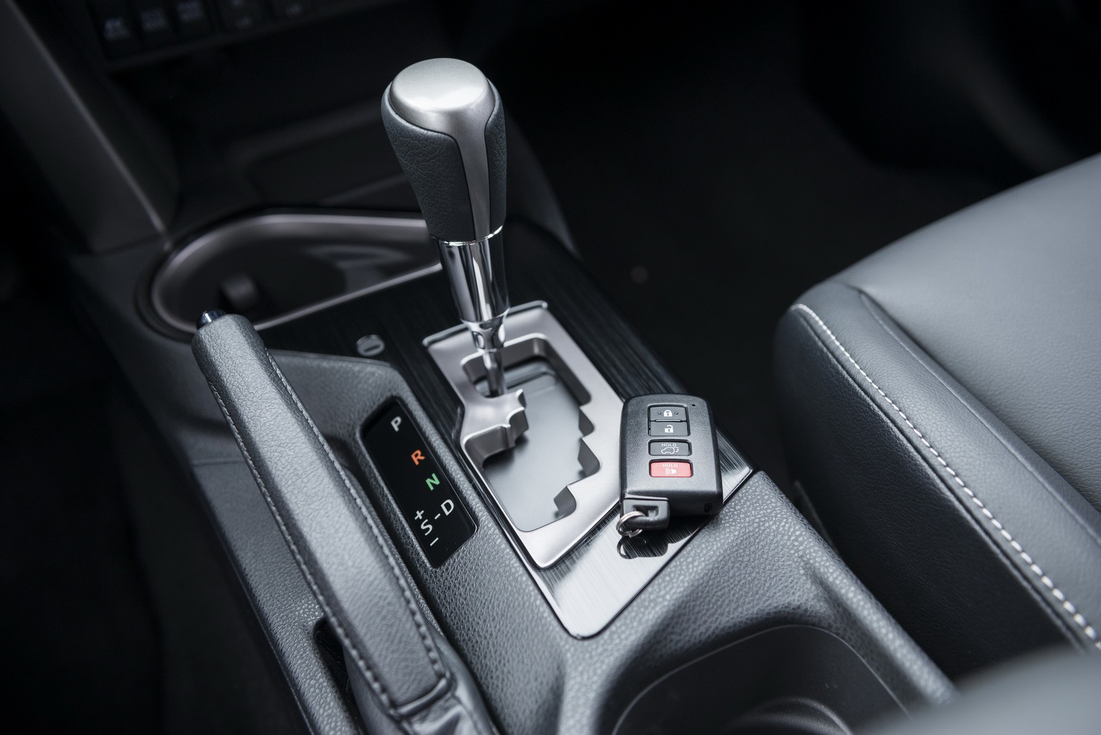 Toyota RAV4 Hybrid 2016 "bày hàng" chi tiết - ảnh 4