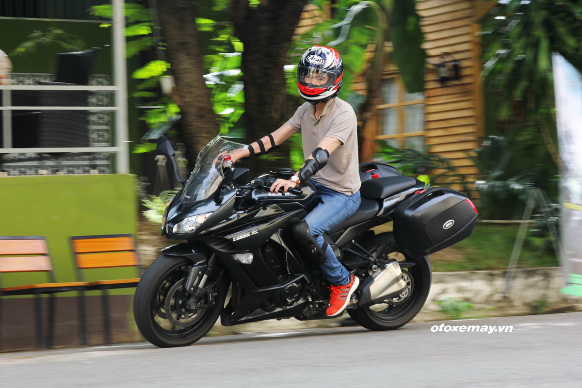 Huấn luyện kỹ năng an toàn trong buổi lái thử mô tô Kawasaki giữa Sài Gòn_7