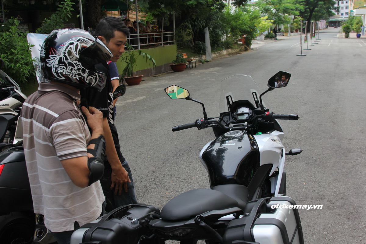 Huấn luyện kỹ năng an toàn trong buổi lái thử mô tô Kawasaki giữa Sài Gòn_3