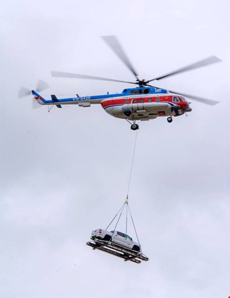 Lần đầu tiên trực thăng cẩu ôtô bay tại Vũng Tàu_2