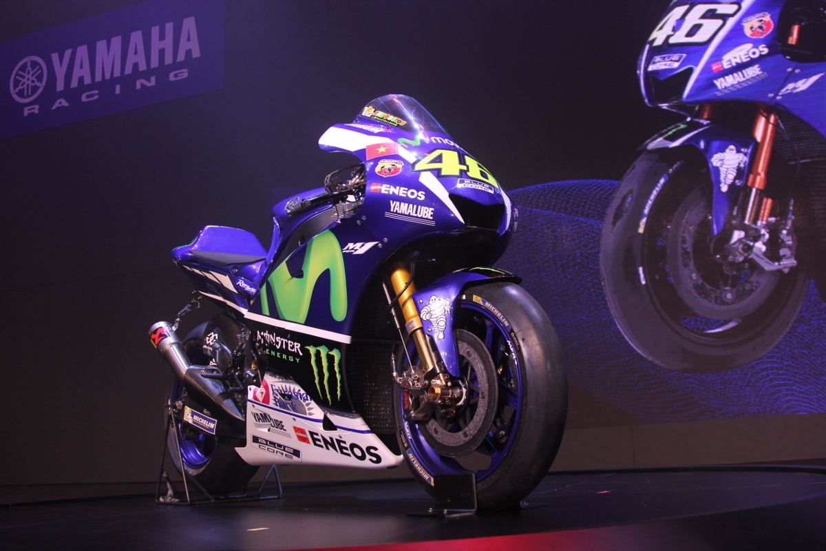 Tay đua lừng danh Rossi tự tay dán quốc kỳ Việt Nam lên xe đua cực đỉnh Yamaha M1_2