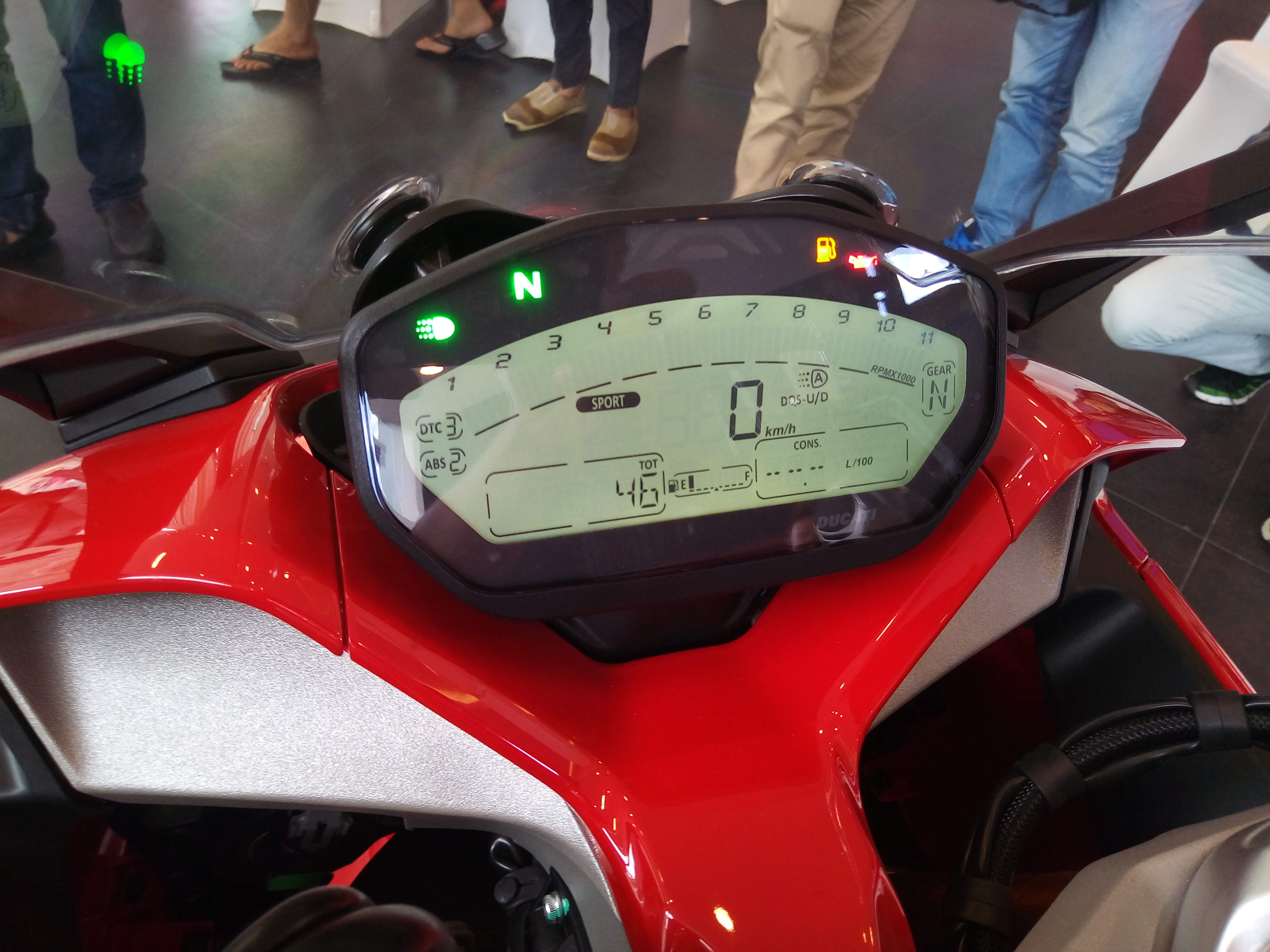Ducati-SuperSport-S-2017-gia-571-trieu-co-trang-bi-gi-anh-11