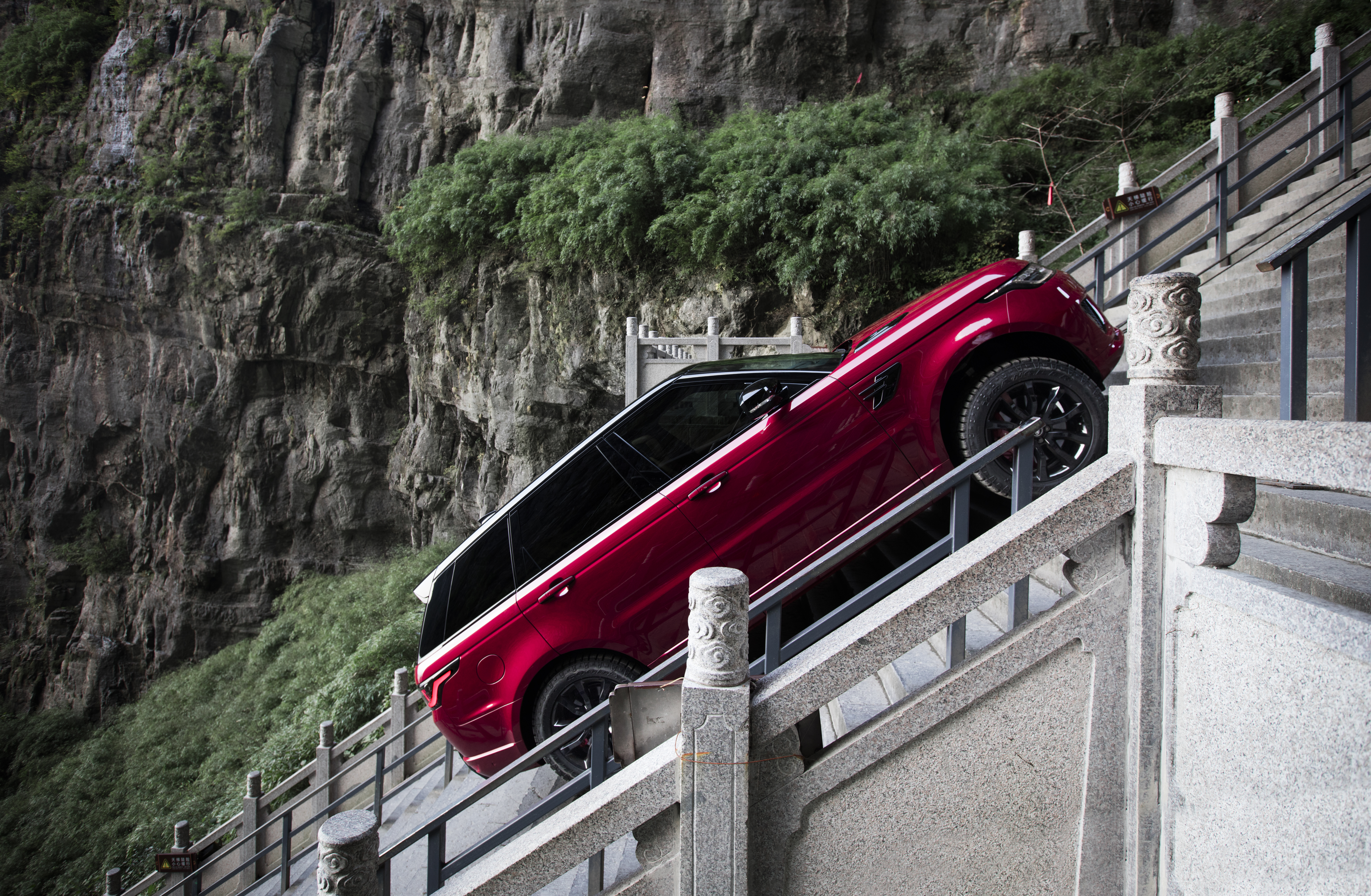 Range Rover Sport leo 999 bậc dốc dựng đứng cổng trời