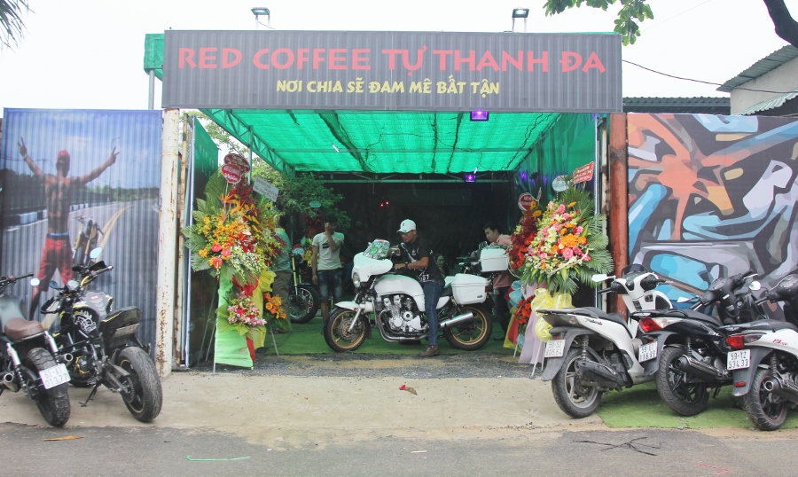 Red-Coffee-Tu-Thanh-Da-diem-hen-moi-cho-biker-me-do-xe-tai-Sai-Gon-anh-1