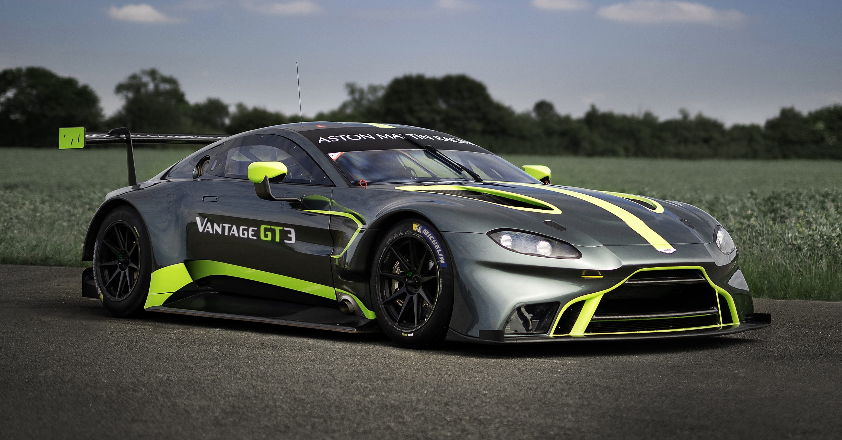 Aston-Martin-trinh-lang-hai-sieu-xe-dua-Vantage-GT3-va-GT4-anh-1