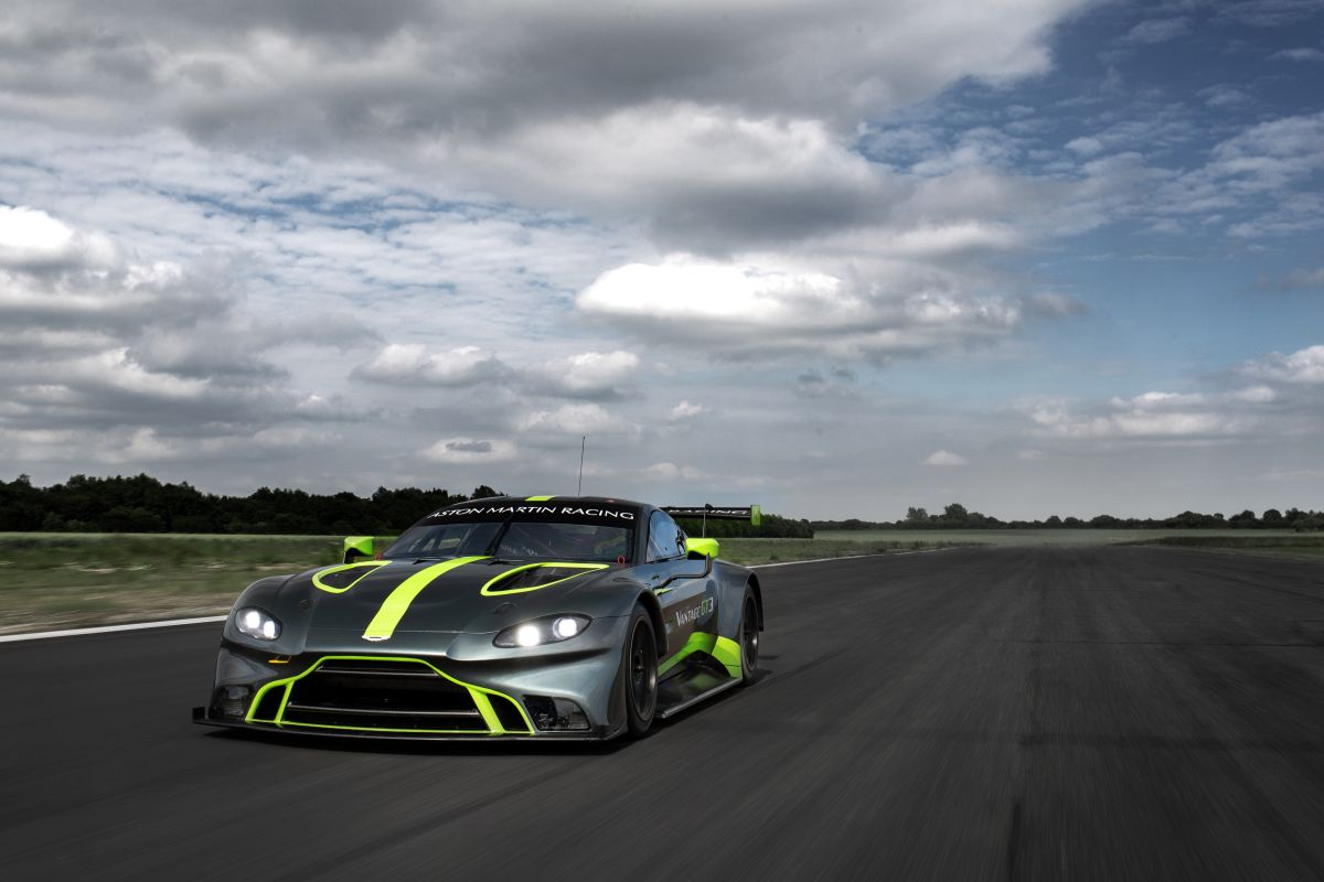 Aston-Martin-trinh-lang-hai-sieu-xe-dua-Vantage-GT3-va-GT4-anh-3