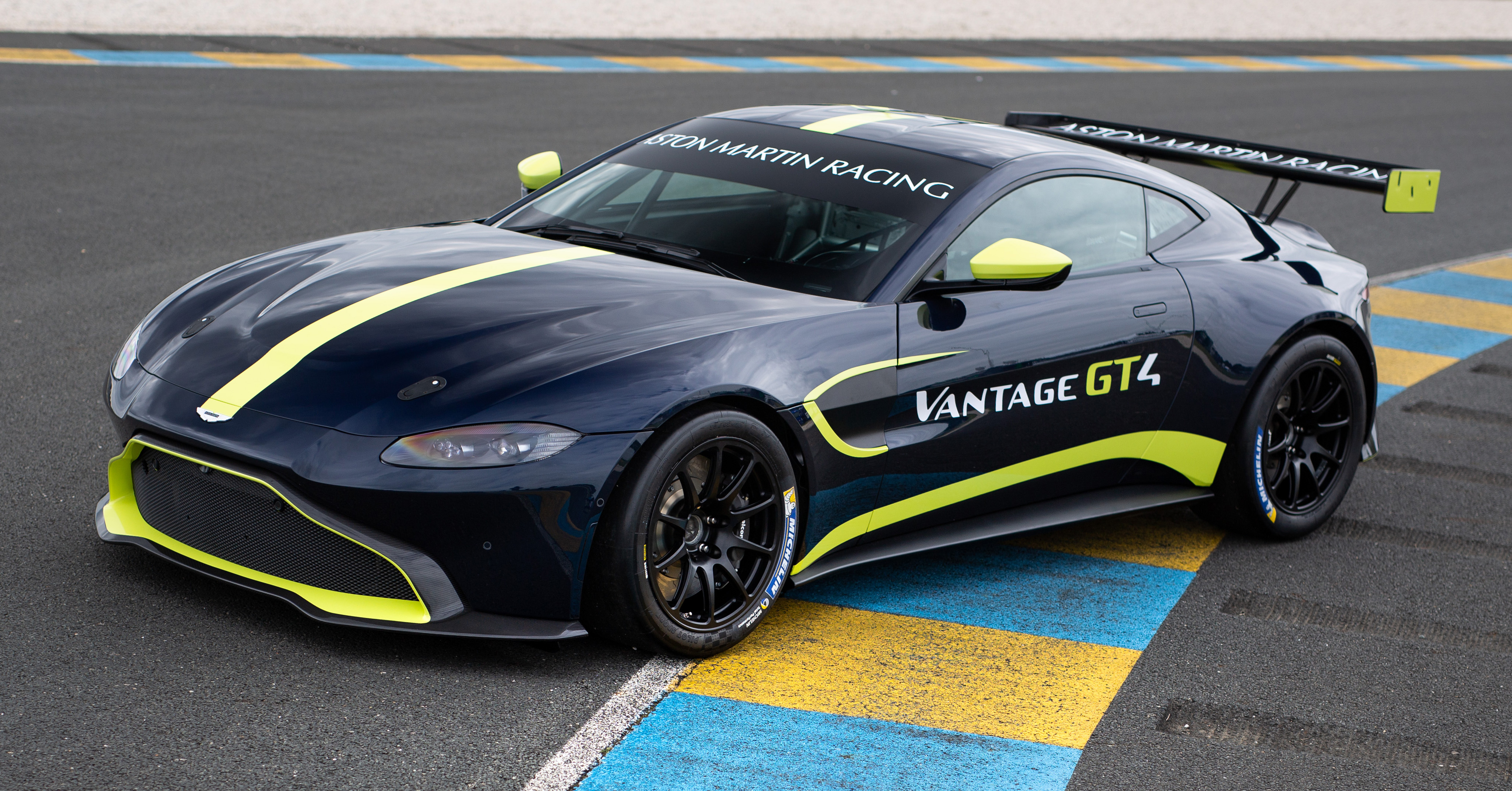 Aston-Martin-trinh-lang-hai-sieu-xe-dua-Vantage-GT3-va-GT4-anh-5