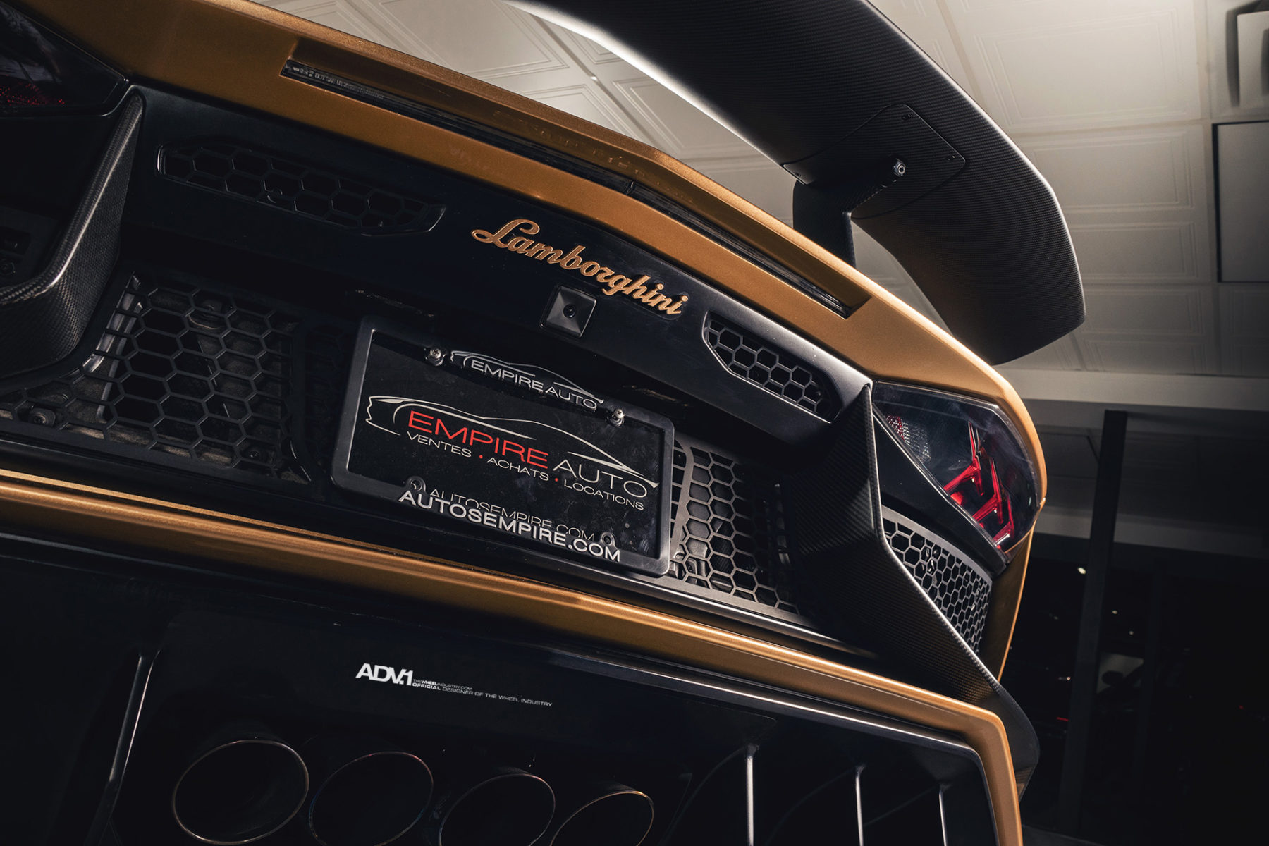 Ngam-Lamborghini-Aventador-SV-Roadster-trong-bo-canh-vang-dong-cuc-chat-anh-8