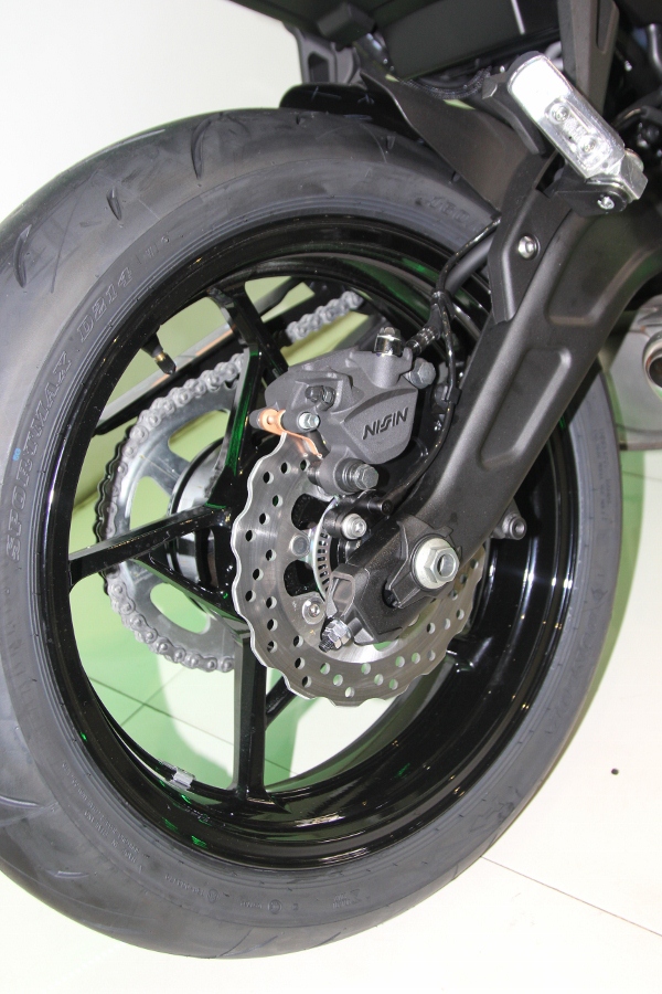 Kawasaki-Ninja-650-2018-Sportbike-an-so-tren-duong-Viet-anh-12