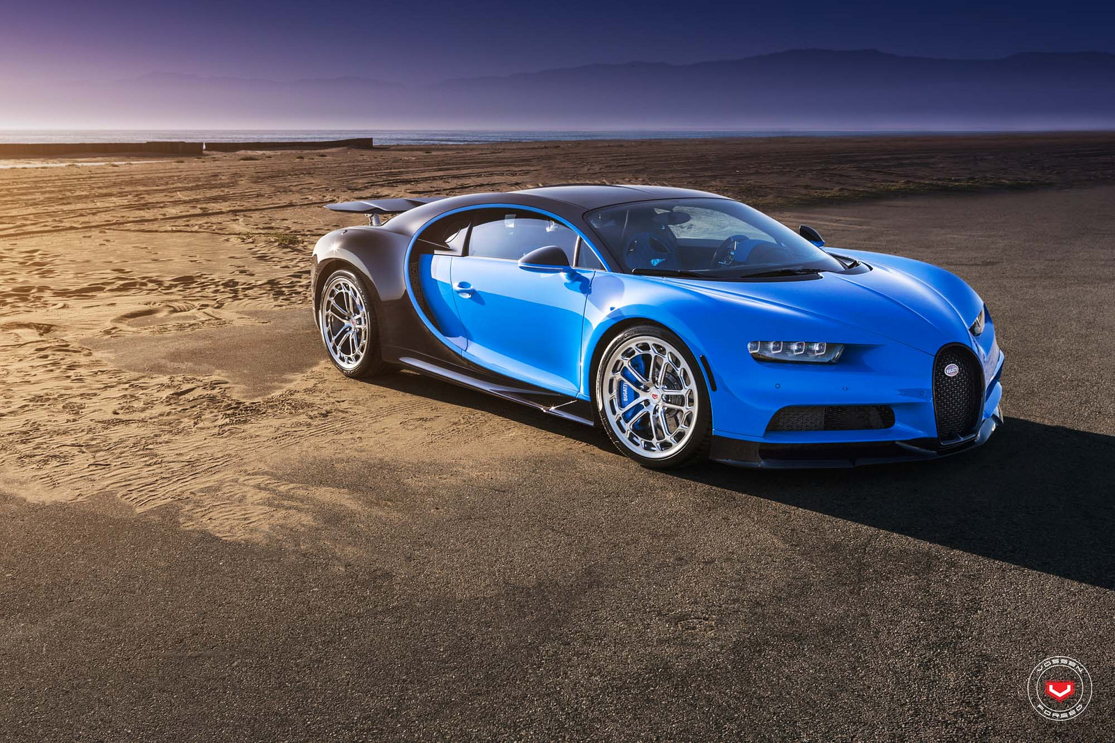 Sieu-xe-Bugatti-Chiron-thoi-mien-nguoi-dung-voi-banh-mam-do-24inch-Vossen-anh-1