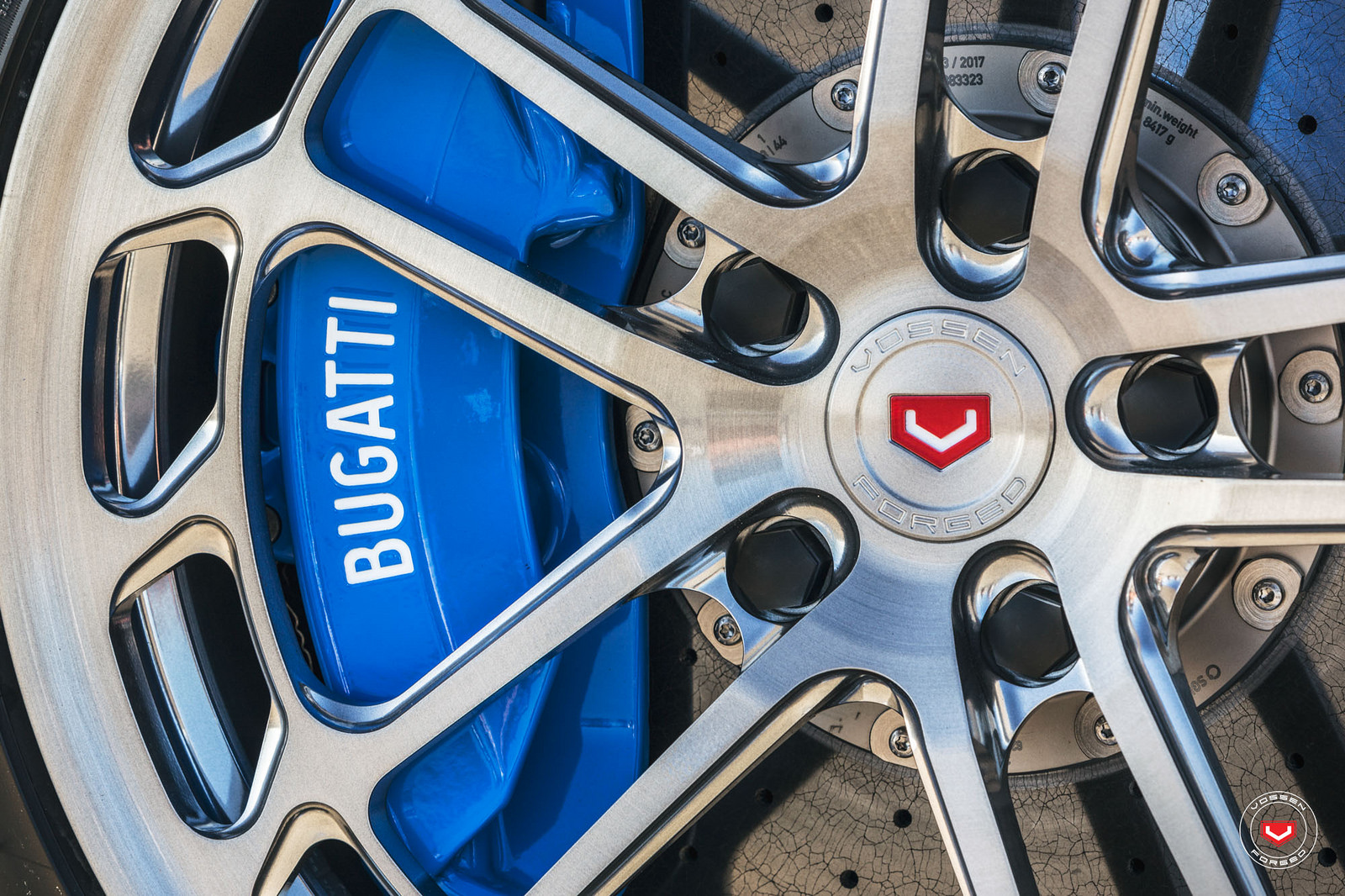 Sieu-xe-Bugatti-Chiron-thoi-mien-nguoi-dung-voi-banh-mam-do-24inch-Vossen-anh-6