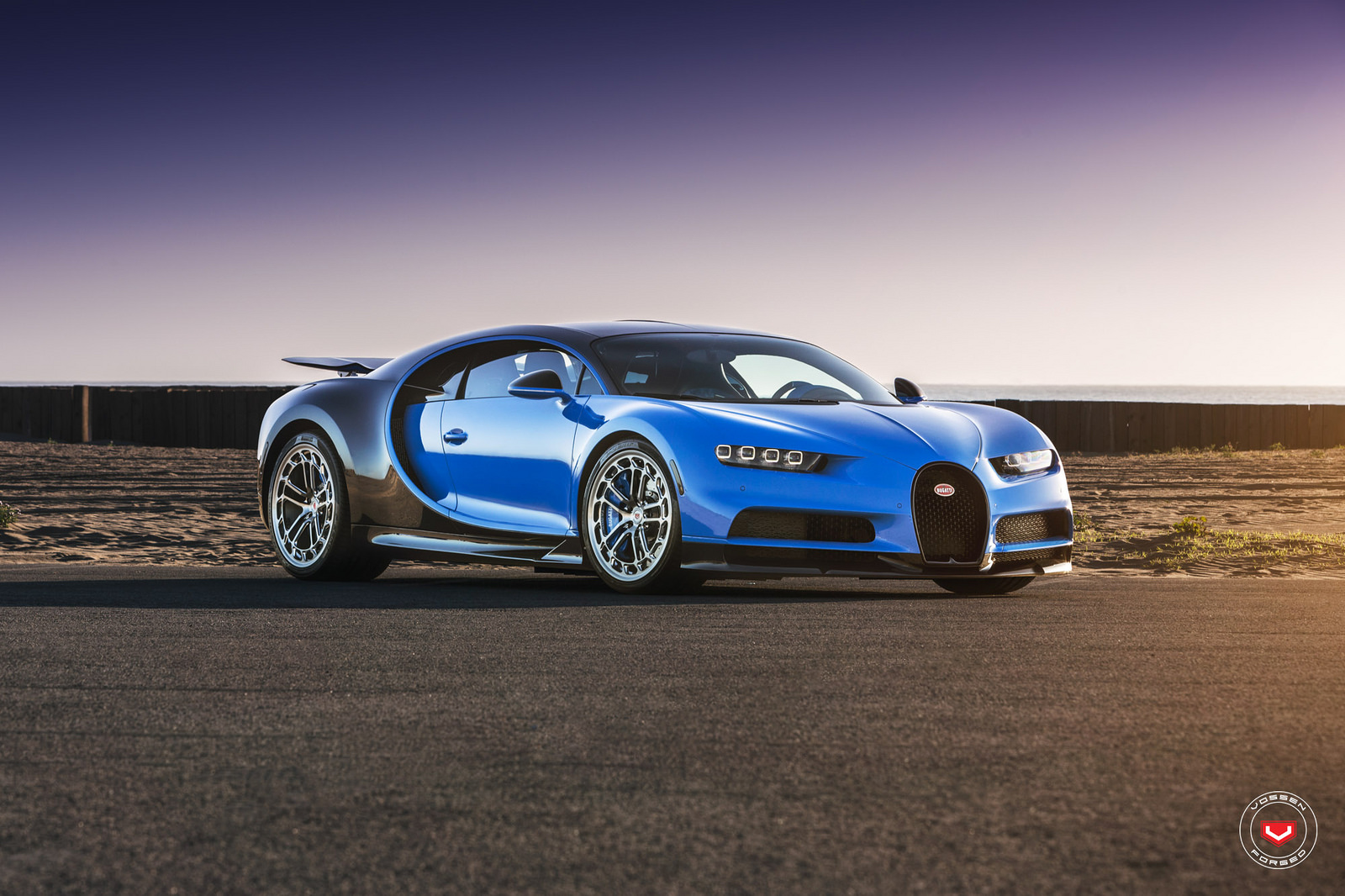 Sieu-xe-Bugatti-Chiron-thoi-mien-nguoi-dung-voi-banh-mam-do-24inch-Vossen-anh-7