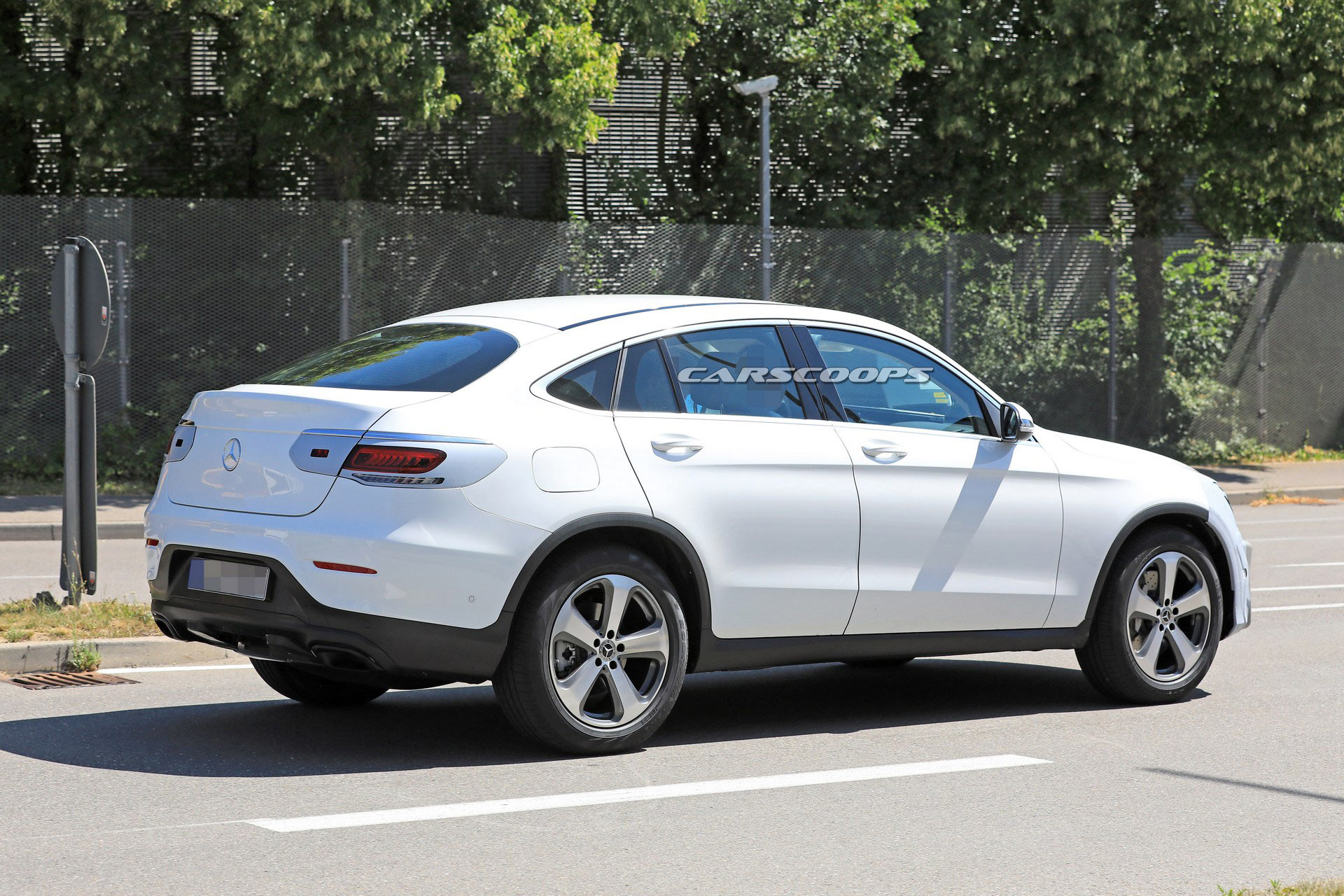 Mercedes-Benz-GLC-Coupe-2020-lo-anh-chay-thu-voi-den-pha-dam-chat-choi-anh-3