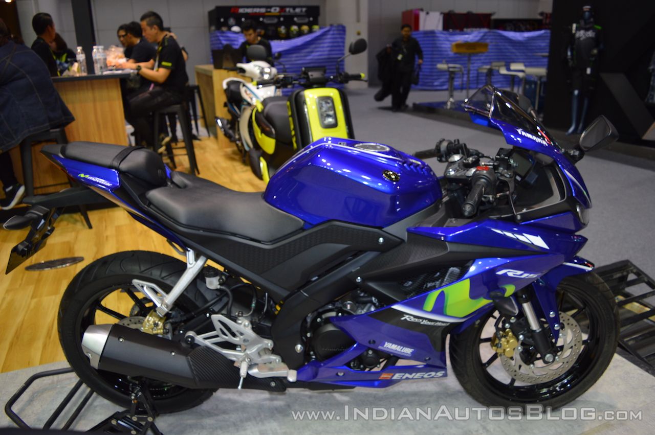 Yamaha-R15-MotoGP-co-logo-Movistar-trang-la-gia-43-trieu-dong-anh-3