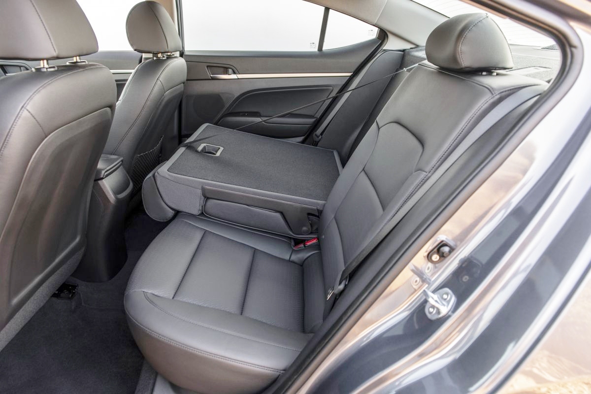 Hyundai-Elantra-2019-facelift-dang-tiem-kich-nhac-tranh-mo-cua-bat-can-anh-6