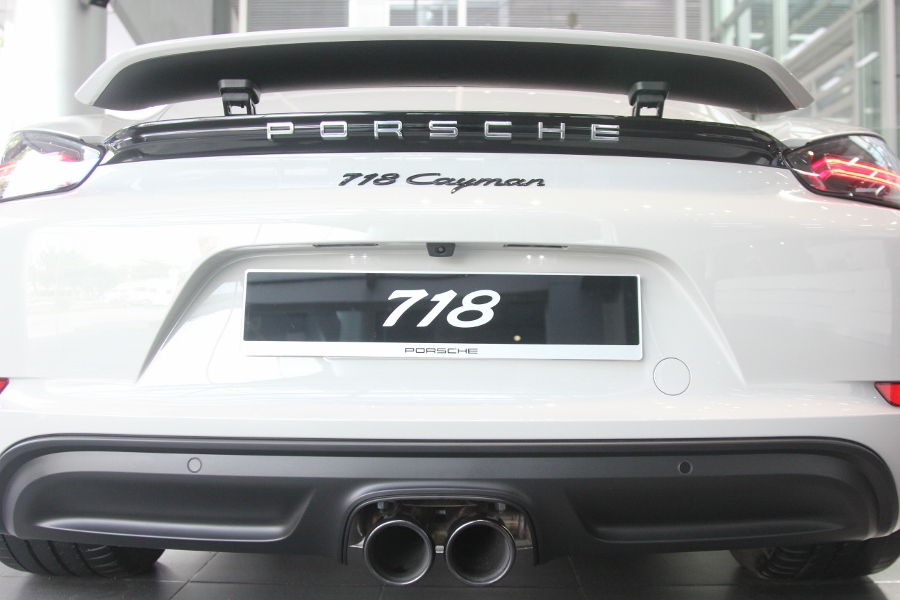 Porsche-718-Cayman-2018-voi-goi-do-1-5-ty-dong-tai-Sai-Gon-anh-7
