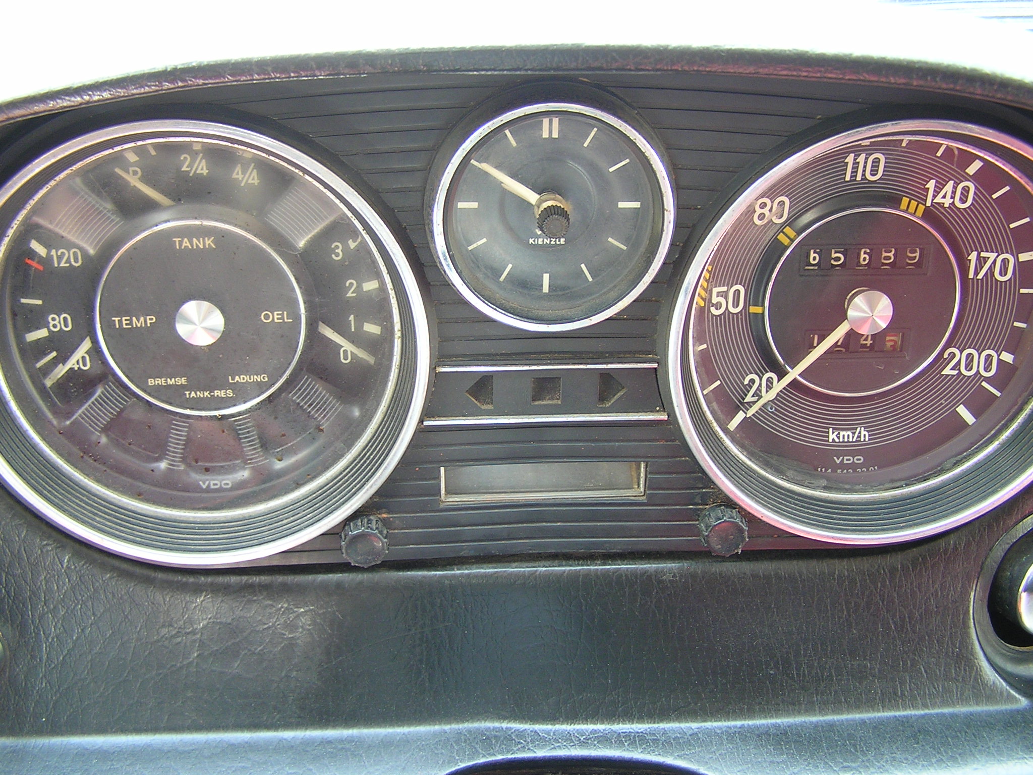 Trai-nghiem-qua-khu-ngot-ngao-tren-Mercedes-Benz-Limousine-230E-1969-anh-23