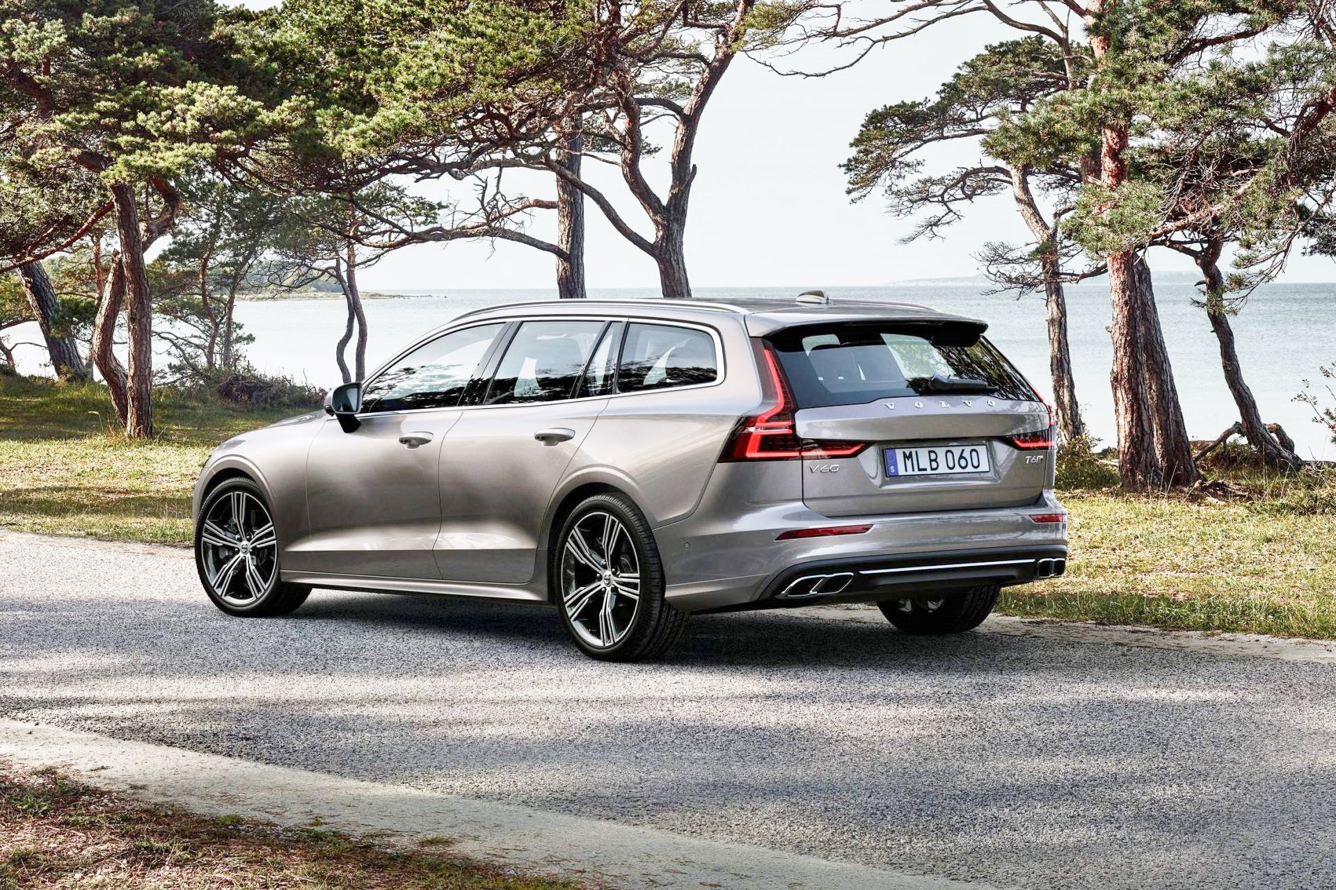 Volvo-V60-2019-lai-phe-voi-dong-co-tang-ap-2-0-L-anh-2