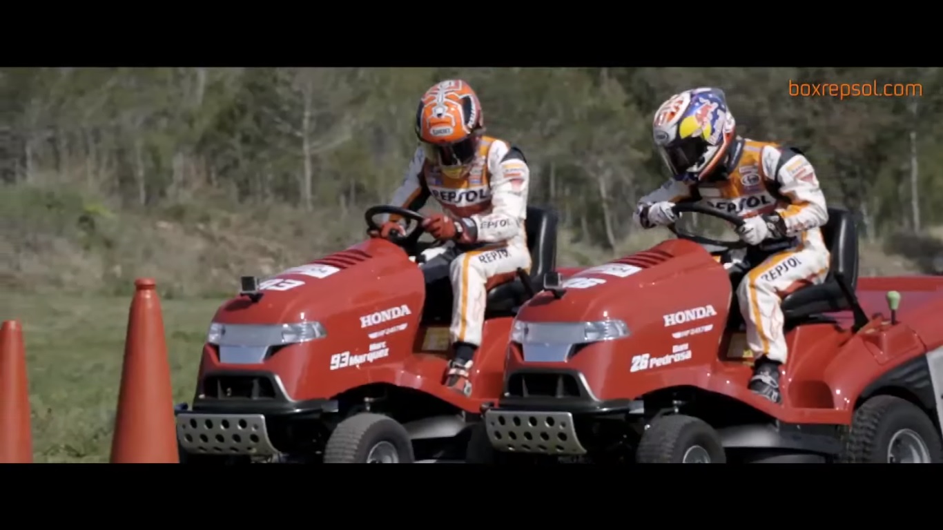 Marquez và Pedrosa cạnh tranh nảy lửa trên… máy cắt cỏ