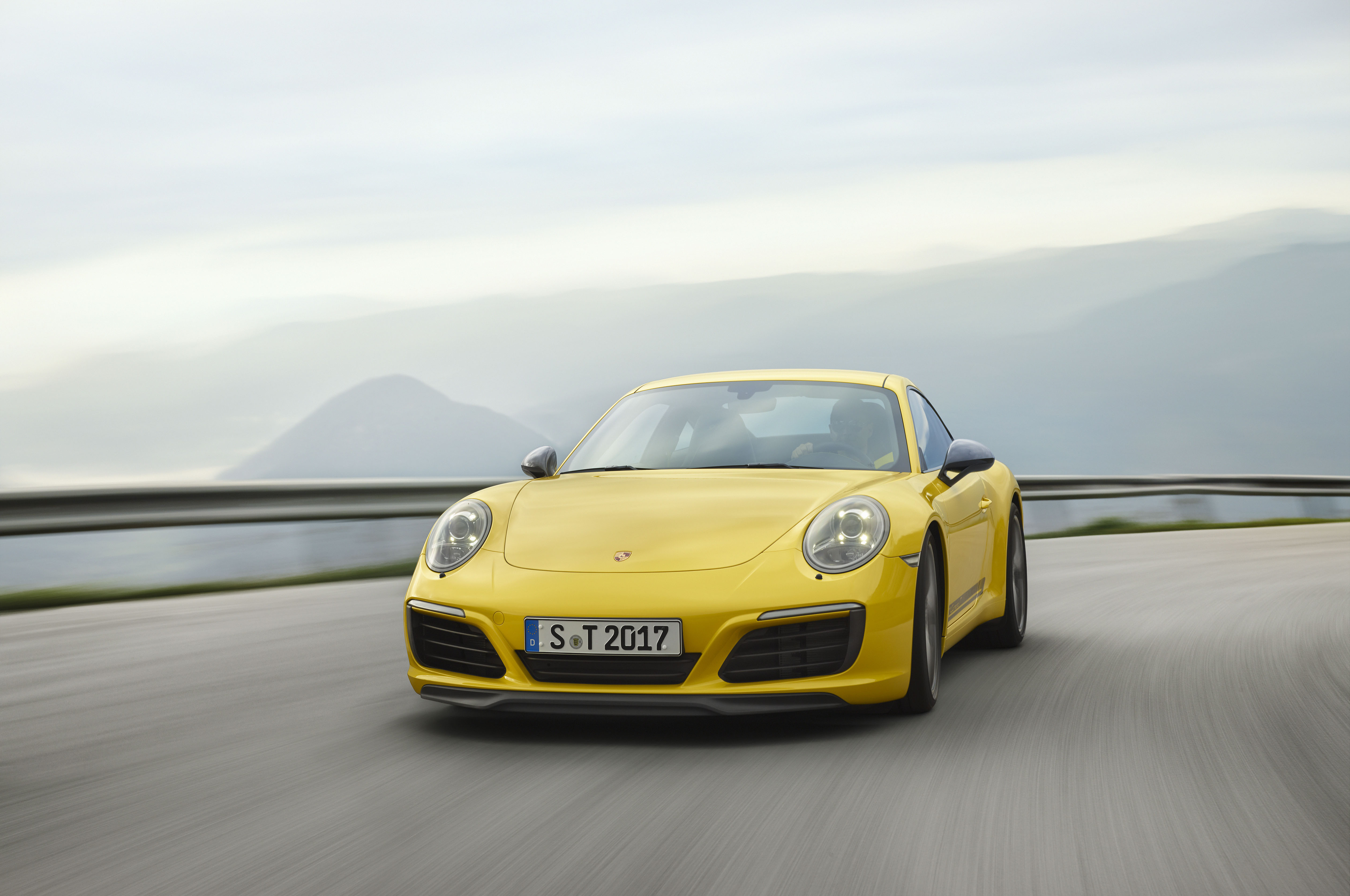 Porsche ra mắt chiếc 911 nhẹ nhất từ trước đến nay