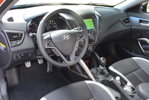 Kính cửa sổ trời Hyundai Veloster bị nghi gây nguy hiểm 1 Kính cửa sổ trời Hyundai Veloster bị nghi gây nguy hiểm 1