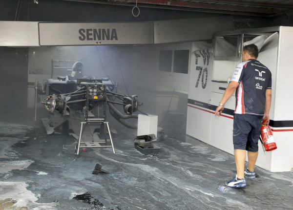 Ga-ra đội đua F1 Williams cháy mù mịt 7 Ga-ra đội đua F1 Williams cháy mù mịt 6
