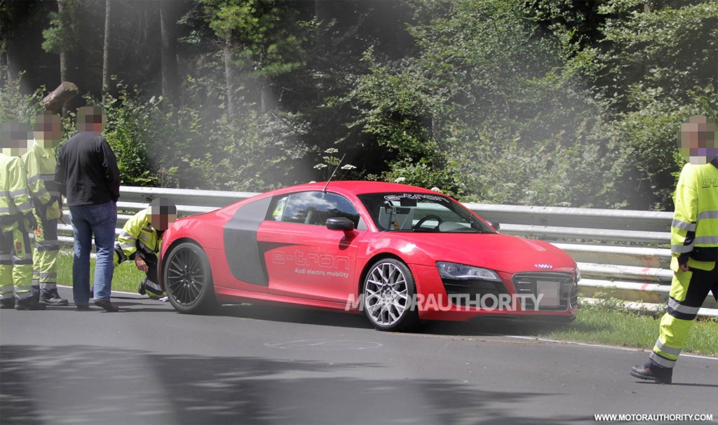 Audi R8 e-tron tông vào rào chắn đường đua Nurburgring Audi R8 e-tron tông vào rào chắn đường đua Nurburgring