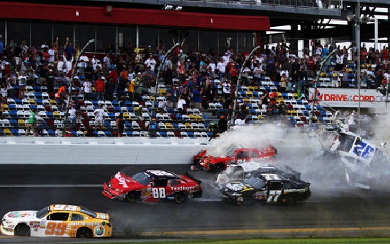 Hình ảnh xe đua đâm nhau, lộn nhào và bốc cháy tại Daytona 500