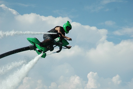 Trở thành Iron Man với “moto” bay trên nước 