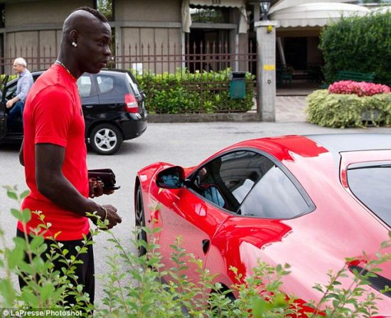 Siêu quậy Balotelli rực rỡ với chiếc Ferrari tại Liverpool