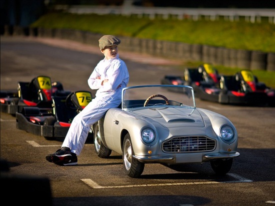 Trẻ du xuân với ‘siêu nhí cổ’ Aston Martin 