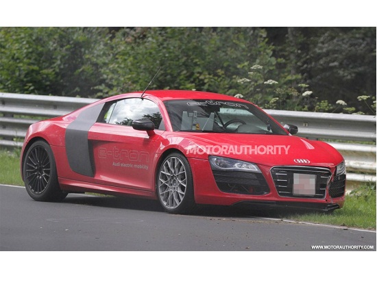 Audi R8 e-tron tông vào rào chắn đường đua Nurburgring