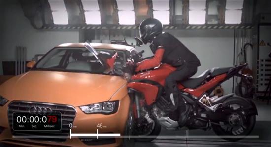 Video Ducati Multistrada D|air “đọ” độ cứng với Audi A3