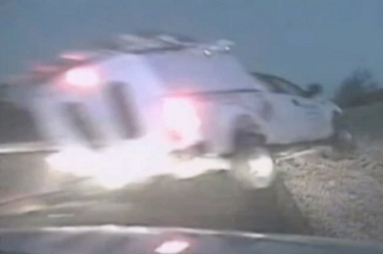 Đi xe đạp, bị xe hơi tông mà không chết