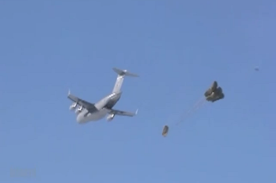Xem xe Humvee nhảy dù như phim hành động