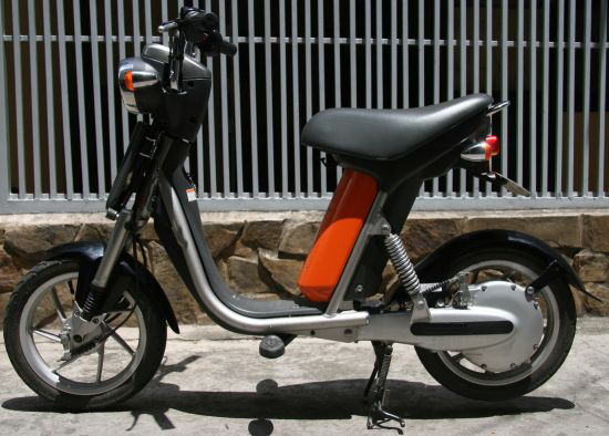 Scooter điện lạ mắt của Yamaha xuất hiện ở Sài Gòn