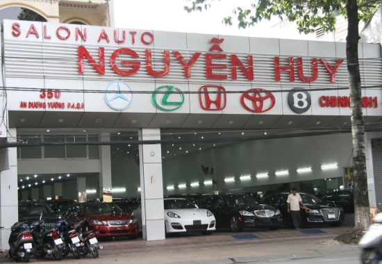 Xe hơi phủ bụi đầy các showroom Sài Gòn