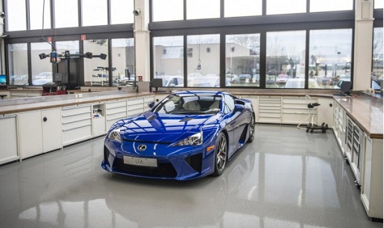Siêu xe Lexus LFA được phục vụ như vua chúa 
