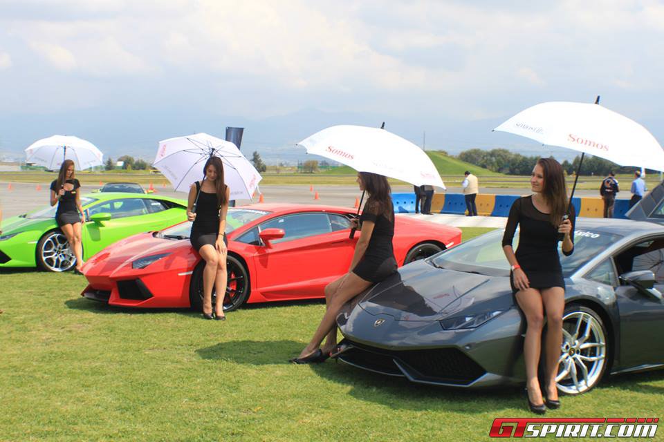Lamborghini Huracán tung người mẫu "quyến rũ" Mexico