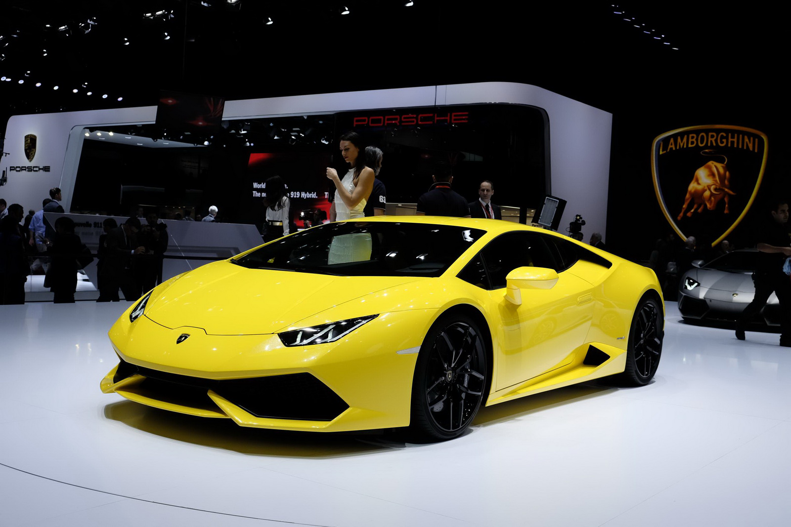 Lamborghini Huracan bán 3.000 xe sau 10 tháng ra mắt