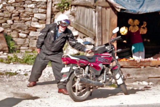 80 tuổi vẫn chinh phục dãy Himalaya bằng xe máy