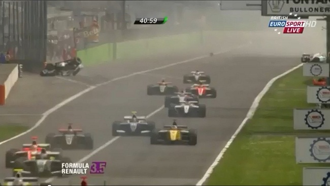 Xe đua Renault nhào lộn, trượt cả trăm mét trong tư thế lật ngược