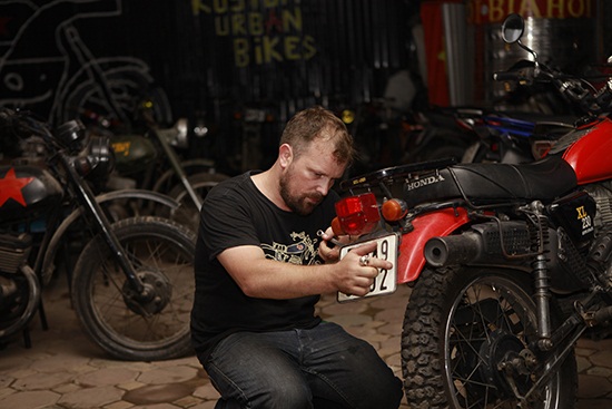 Trò chuyện với “ông Tây” kết nối dân chơi xe Việt