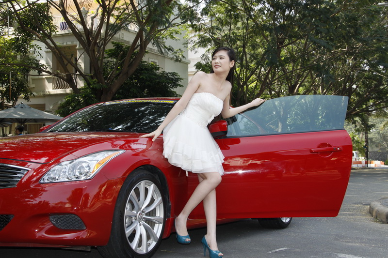 Off-line, giao lưu, khoe xe và chụp hình người đẹp