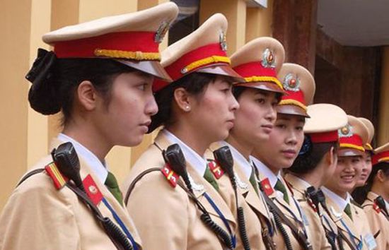 Nữ CSGT Hà Nội "mở hàng" trong ngày mưa phùn gió bấc