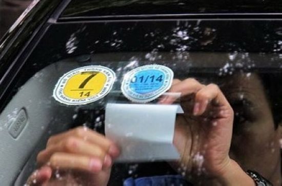 Xe ôtô 7 chỗ trở xuống sẽ có 3 tem kiểm định trên kính lái