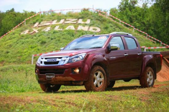 Isuzu D-MAX 2013 “nghiêng ngả” ở 4x4 Land