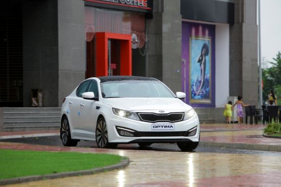 Kia K5 2012 nhập nguyên chiếc - đẹp và đắt hơn